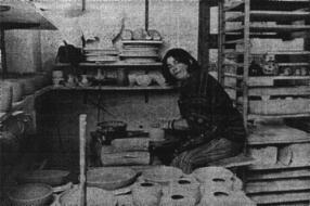Renate Bialek fertigt Tongefe. Die Produkte Werden im weiten Umkreis verkauft.       Foto: T. Kohl