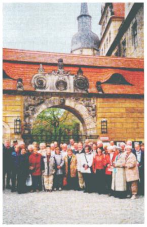 Die Hersbrucker Altstadtfreunde vor dem Pommelsbrunner Badhaus.