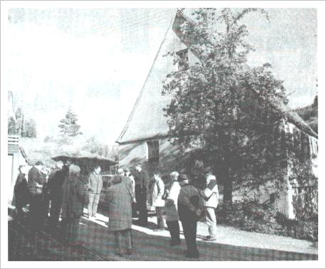 Die Hersbrucker Altstadtfreunde vor dem Pommelsbrunner Badhaus.